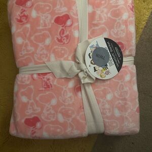 Peanuts snoopy  Pink blanket.
